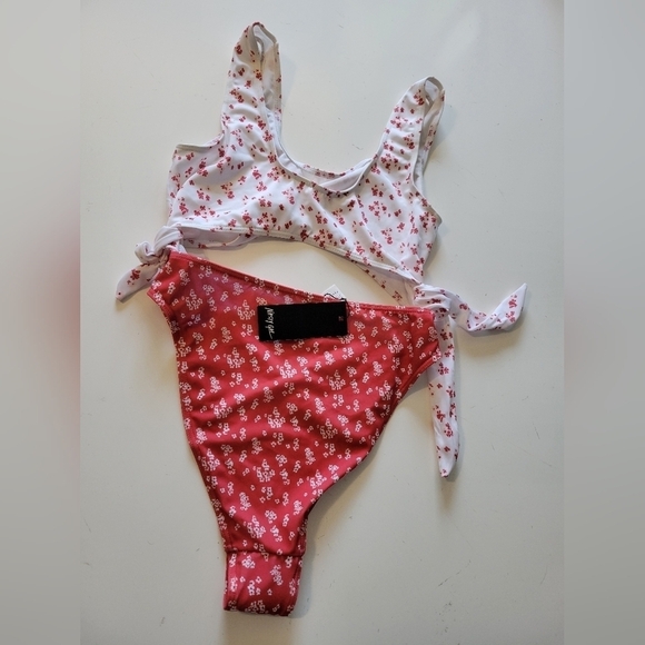 Nasty Gal Ditsy Mix Print Cut-Out Tie Swimsuit White Size 8 NWT - Picture 2 of 8